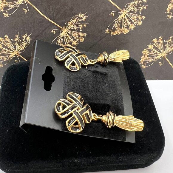 MFA Museum of Fine Arts Chinoiserie Knot Tassel CLIP Earrings - Picture 3 of 5